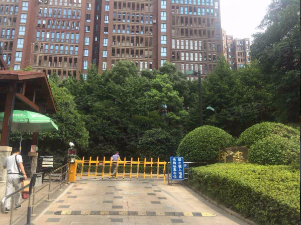 长沙雨花区中隆国际御玺精装地铁口法拍房 雨花区248平米大户型双学位法拍房