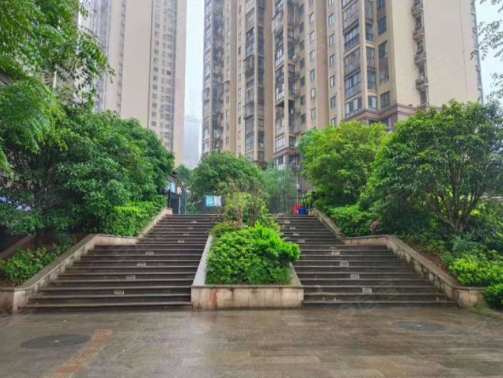 长沙天心区乾城江来4室2厅1卫精装法拍房 天心区双学位法拍房128平方米总价108万元