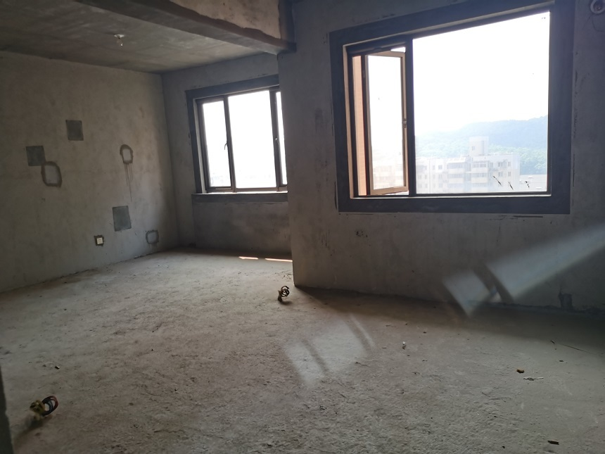 ​长沙市开福区德峰小区毛坯法拍房 开福区近鹅羊山地铁站4室2厅2卫法拍房